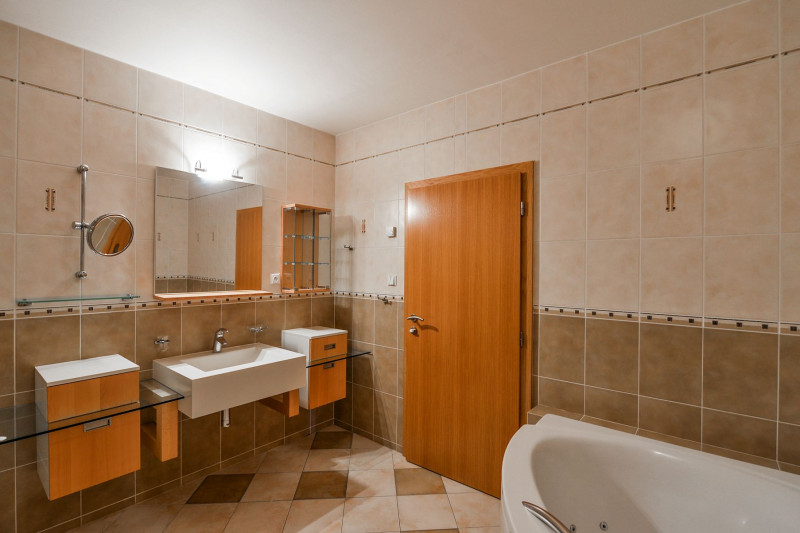 Квартира 4+кк, 121 м2, Smíchov